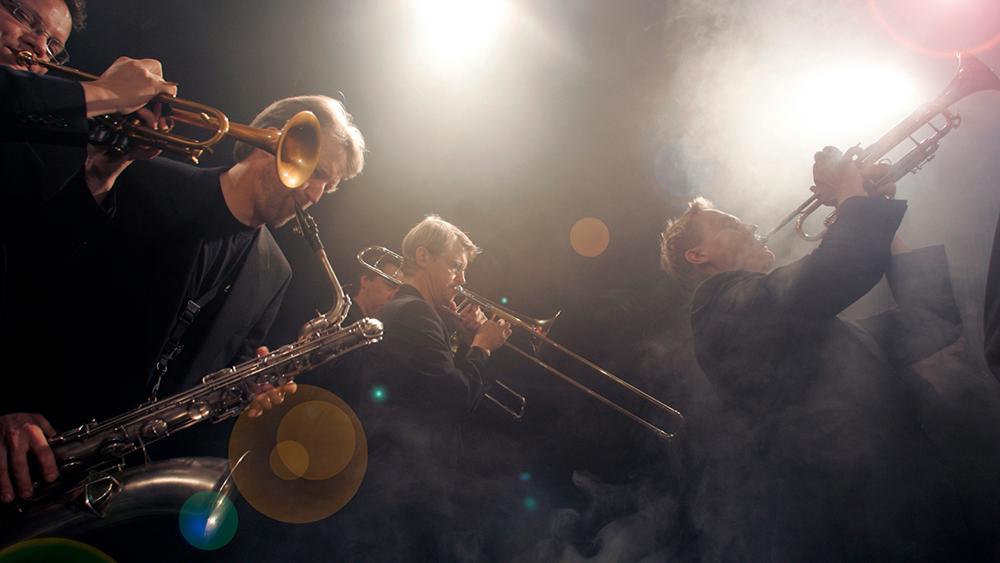 Pähkinänsärkijä: Umo Helsinki Jazz Orchestra to 08.12.2022 19:00   Artisti:  UMO Helsinki Jazz Orchestra   Paikka: Temppeliaukion kirkko, Töölö, Helsinki, Suomi      Osta liput      (ticketmaster.fi)